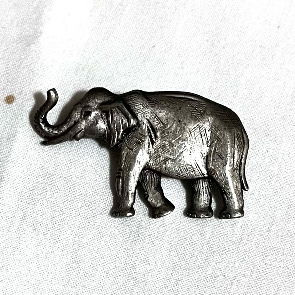 Elephant lapel pin